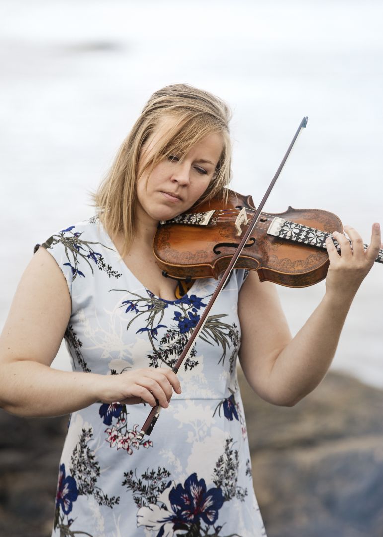 Britt Pernille Frøholm | Norwegian Hardanger Fiddle